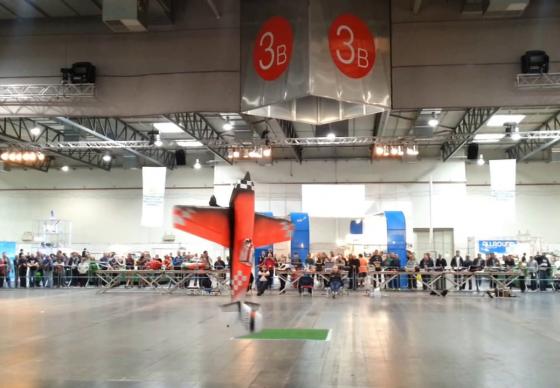 Akrobatiniai-muzikiniai aviamodeliuotojo triukai konferencijos metu patalpoje