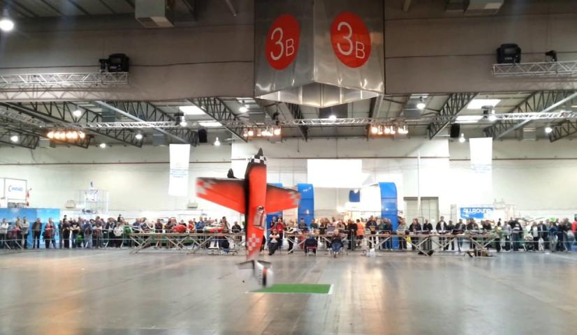 Akrobatiniai-muzikiniai aviamodeliuotojo triukai konferencijos metu patalpoje