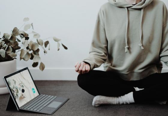 Dėmesingumas kasdienybėje: kaip valdyti savo dėmesį ir rasti aiškumą bei energiją darbe!